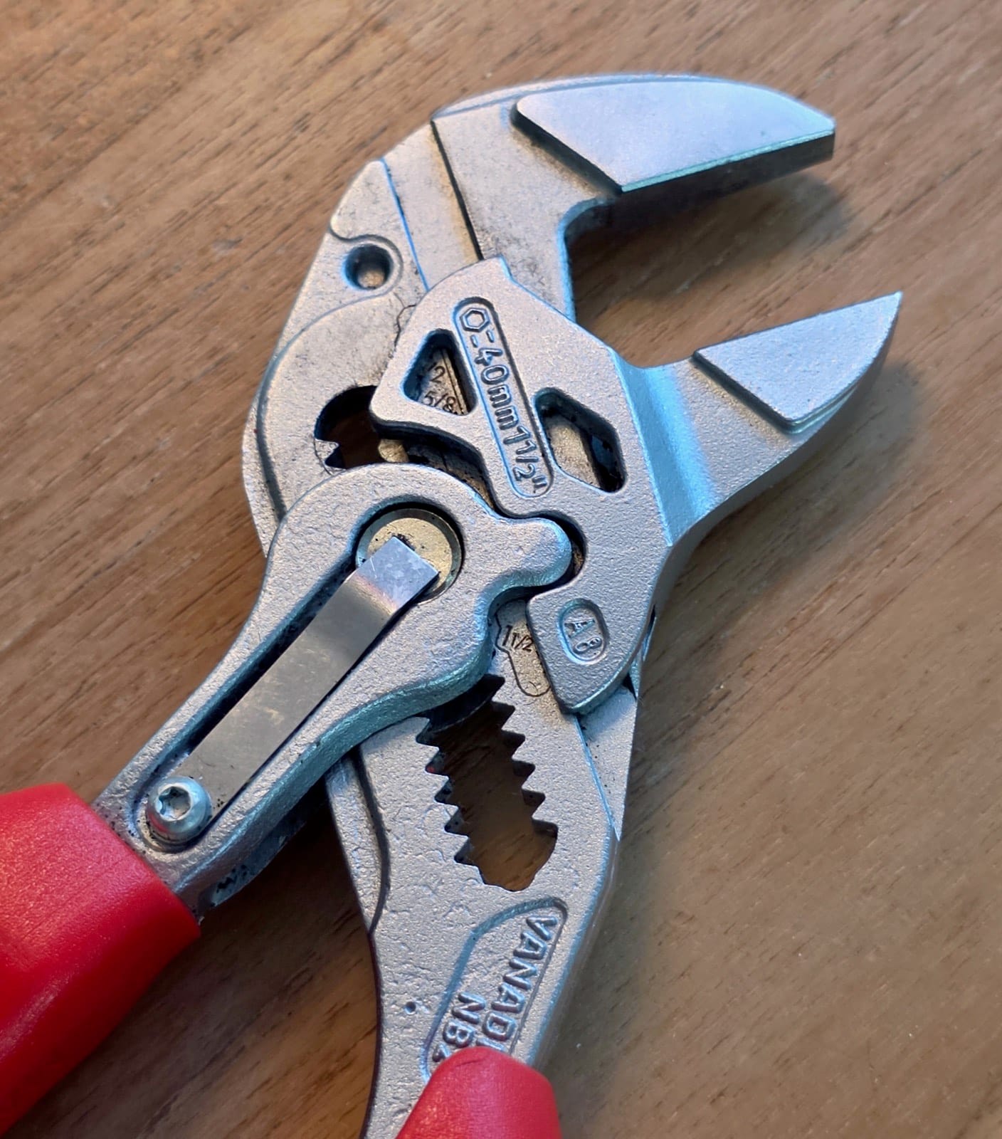 Vue arrière d'une Knipex Cobra de 180 mm montrant son pivot et sa crémaillère