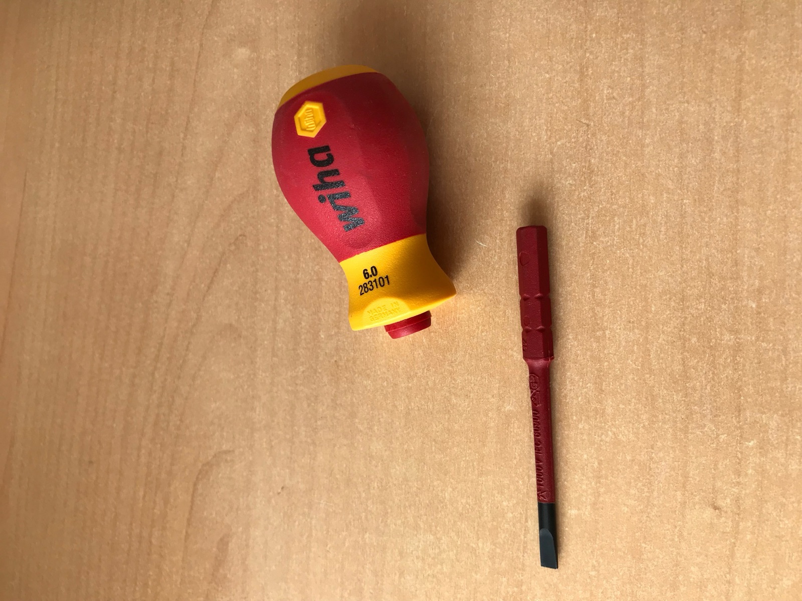 Tournevis court Wiha Stubby avec lame fine interchangeable SlimBit, isolée 1000V