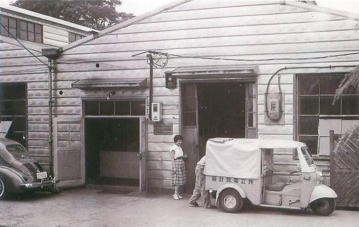 Photographie d’archive montrant le bâtiment associé aux débuts de Kyoritsu