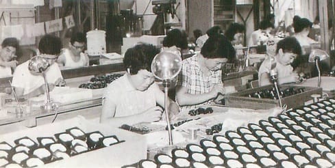 Photo d’archive d’opérateurs assemblant des instruments de mesure dans un atelier Kyoritsu