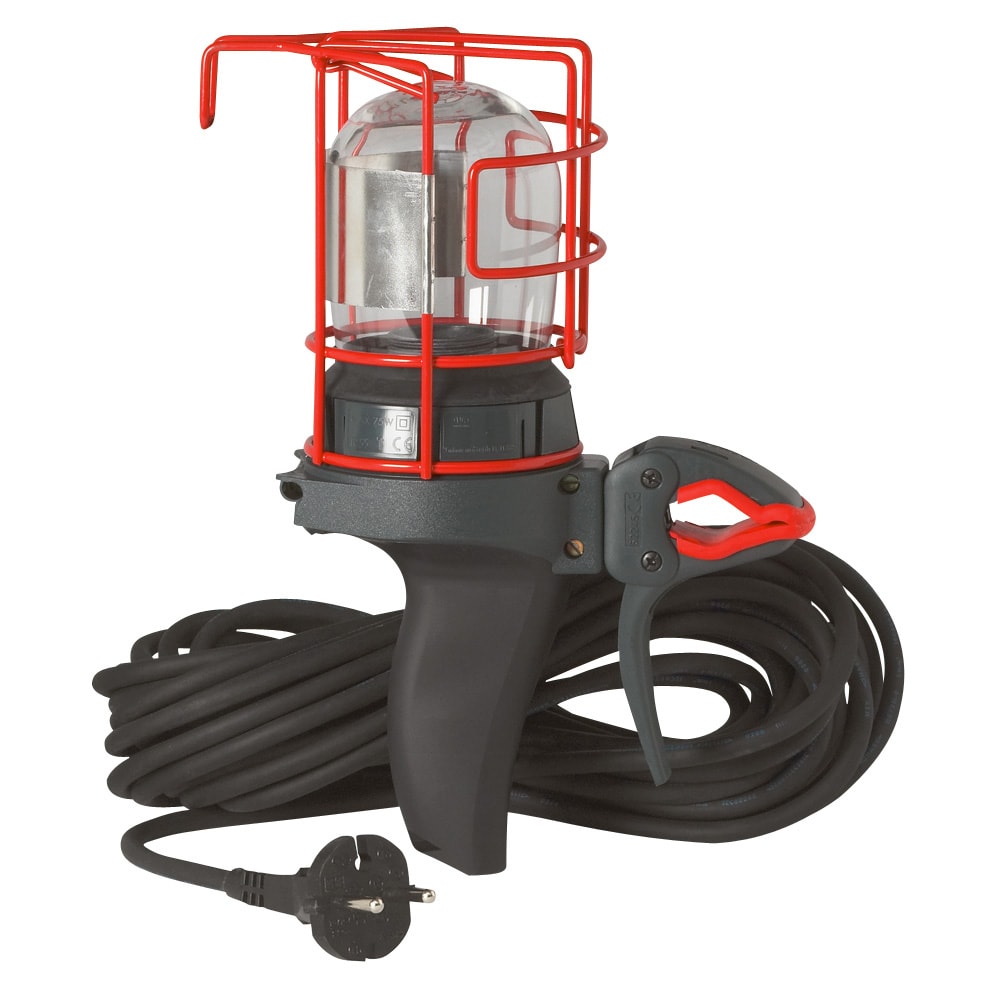 Lampe baladeuse avec cage de protection rouge, globe transparent, poignée grise avec pince et câble enroulé terminé par une prise, sur fond blanc.