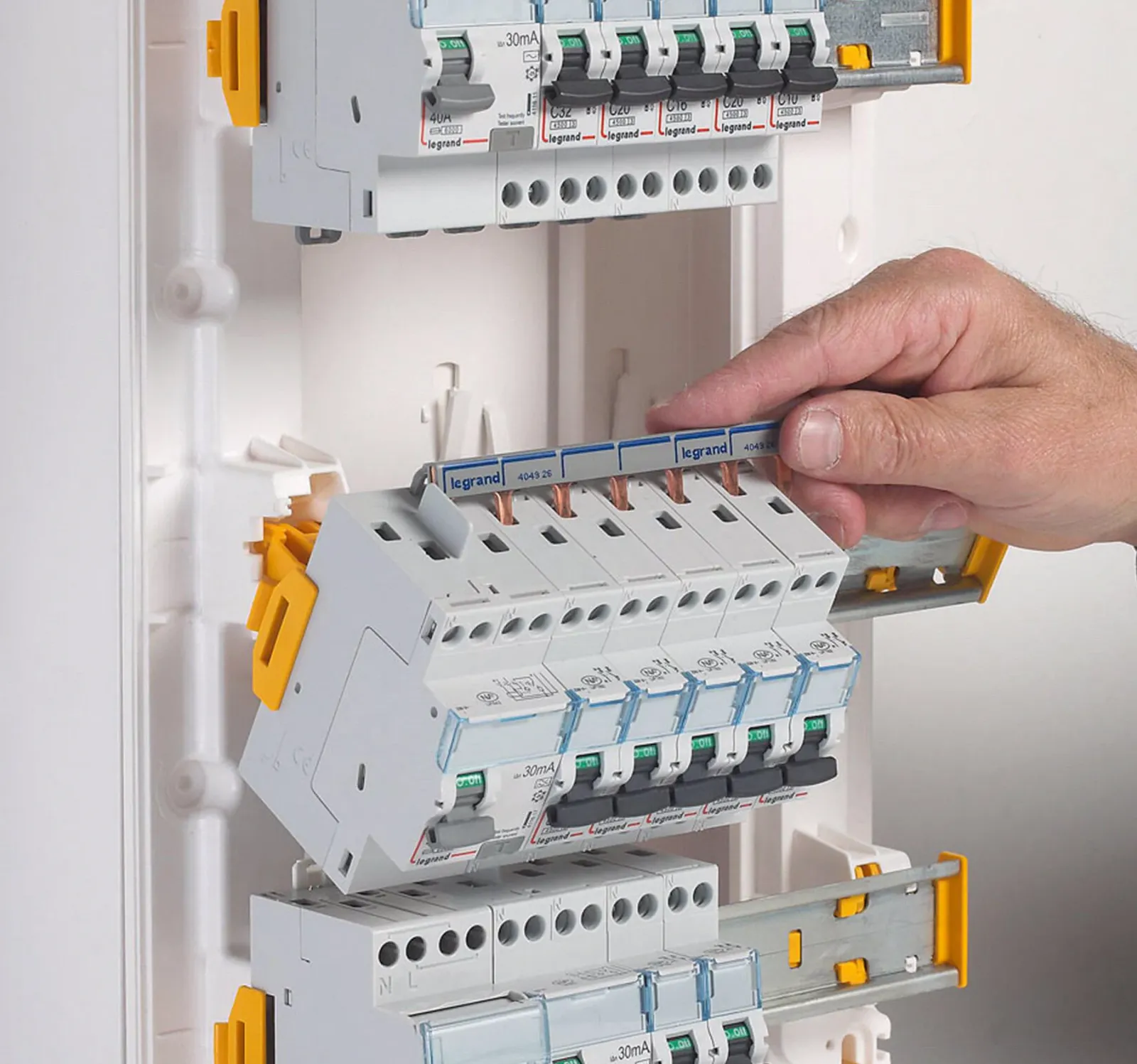 Modules inclinés sur un coffret Legrand Drivia
