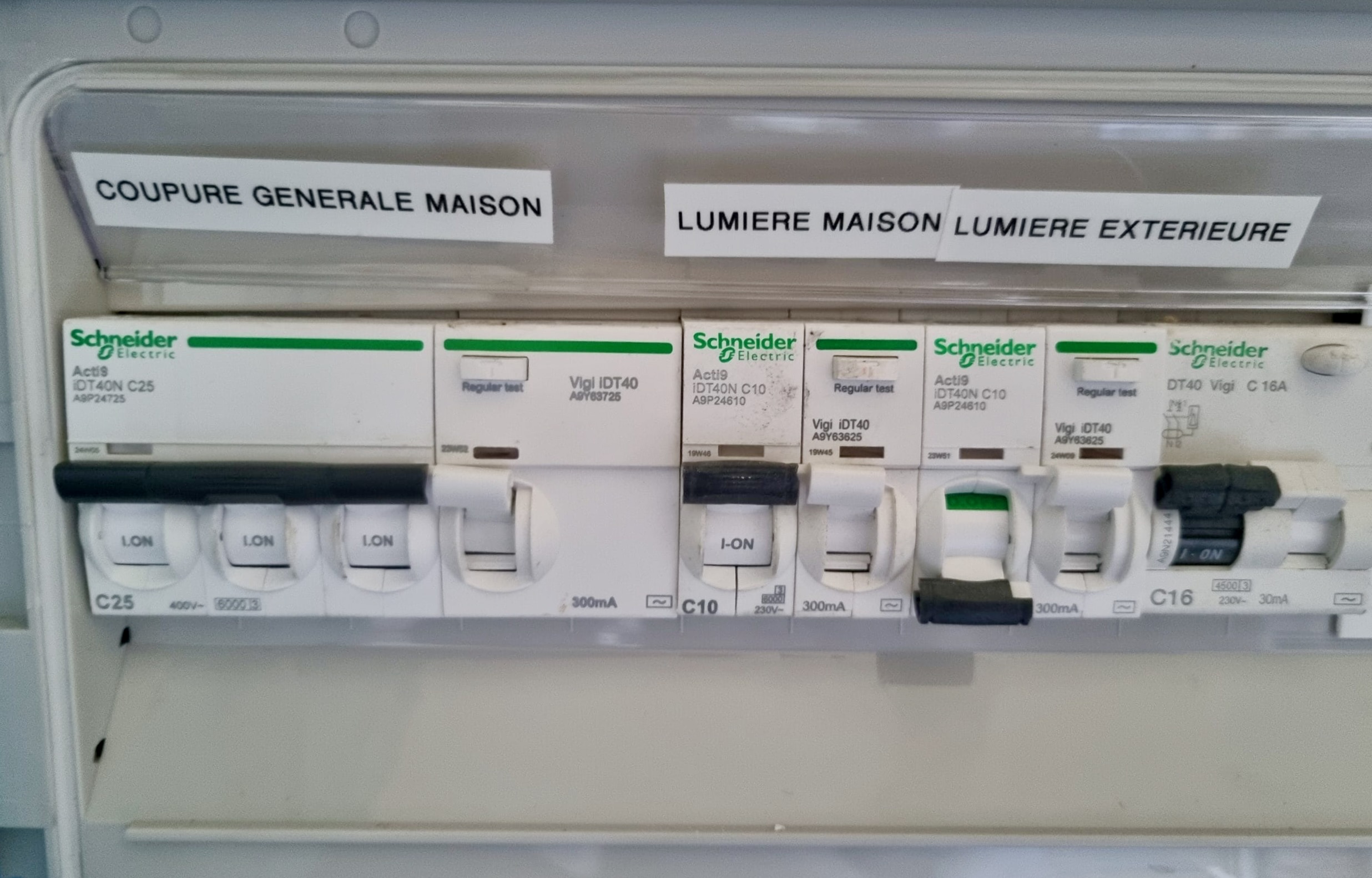 Disjoncteurs Schneider Resi9 tableau triphasé boulangerie au Chesnay