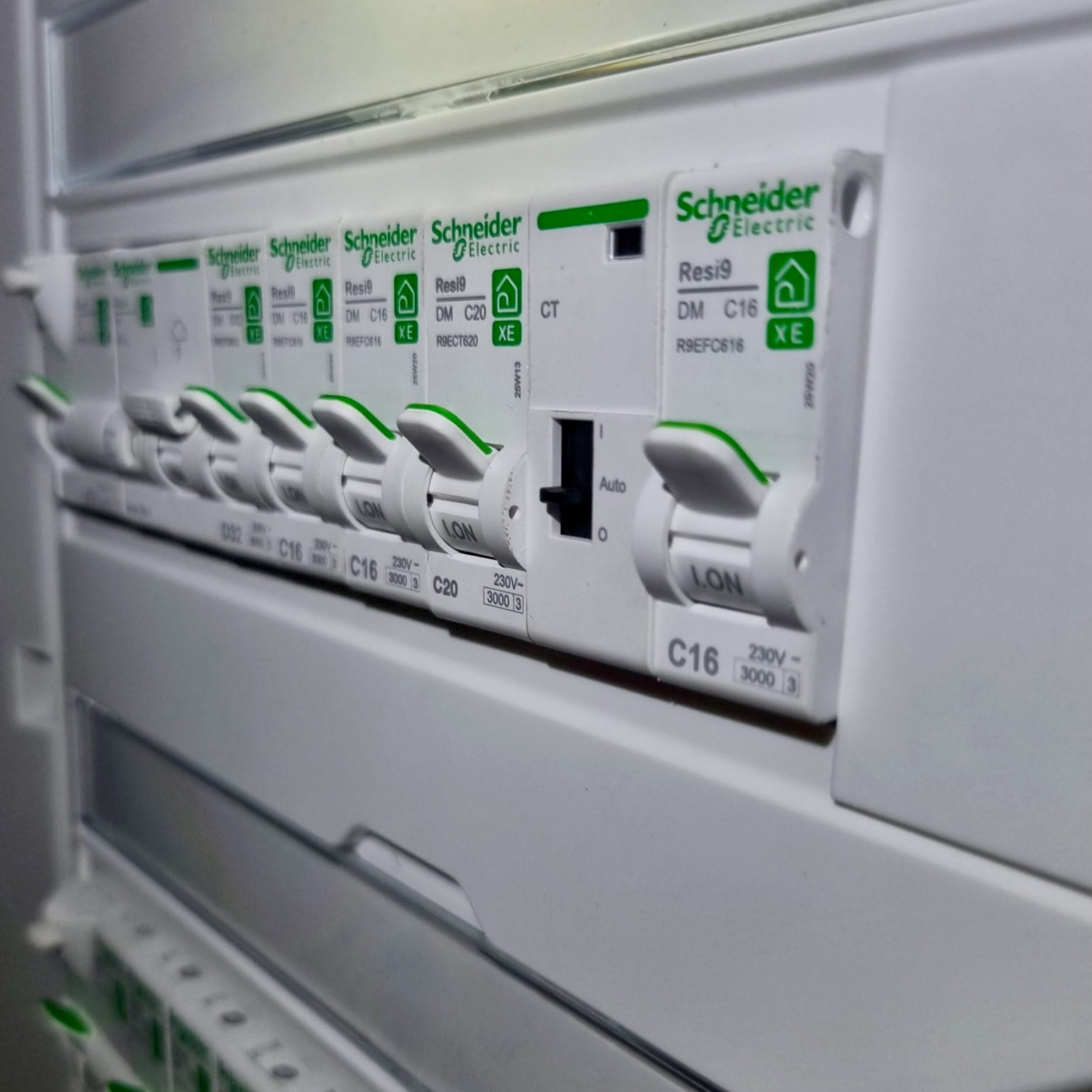 Tableau Schneider Resi9 installé à Vaucresson avec différentiel type F