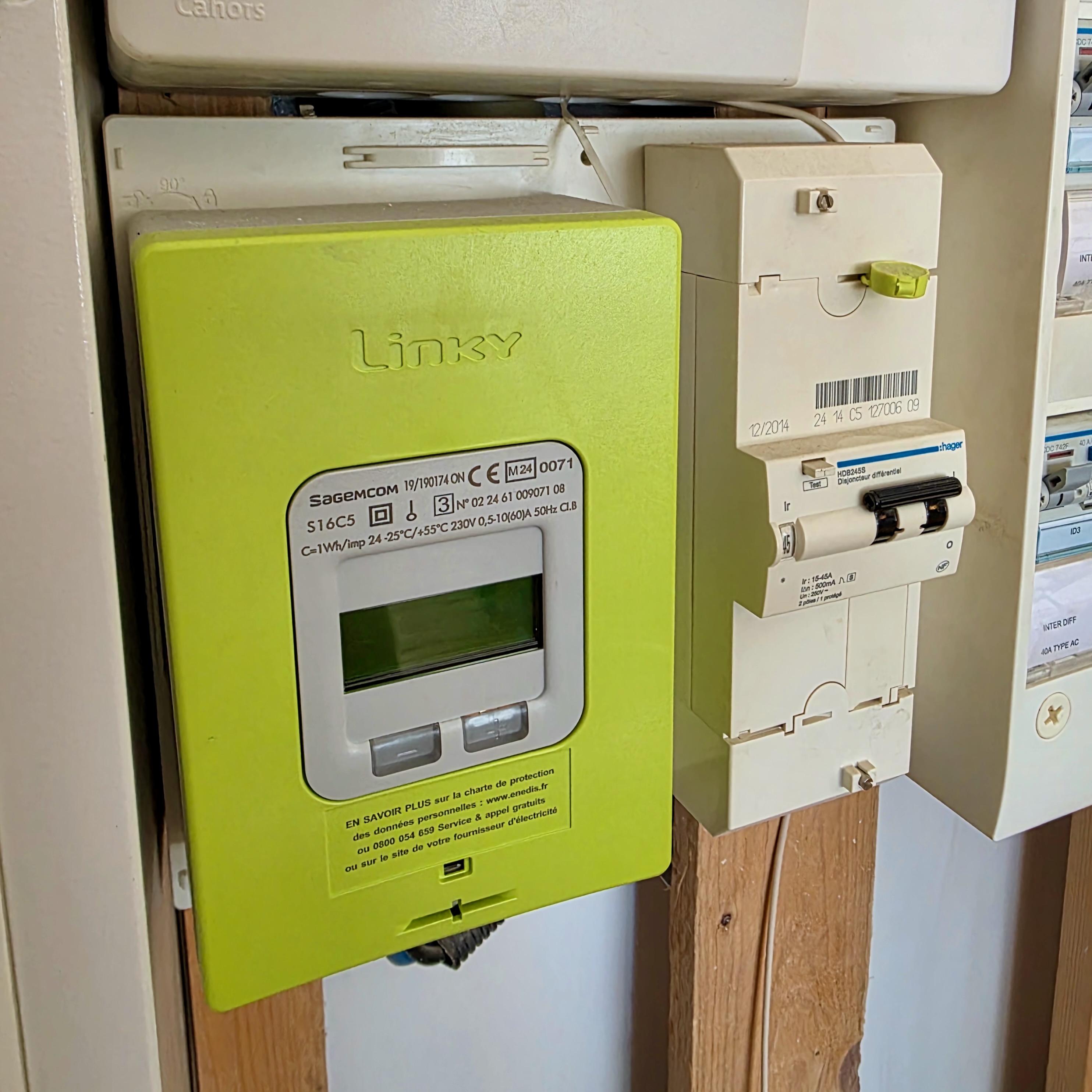 Compteur Linky et différentiel Hager installés côte à côte