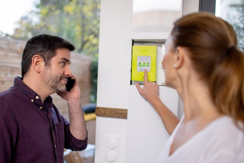 Occupants consultant un compteur Linky pendant un appel de diagnostic