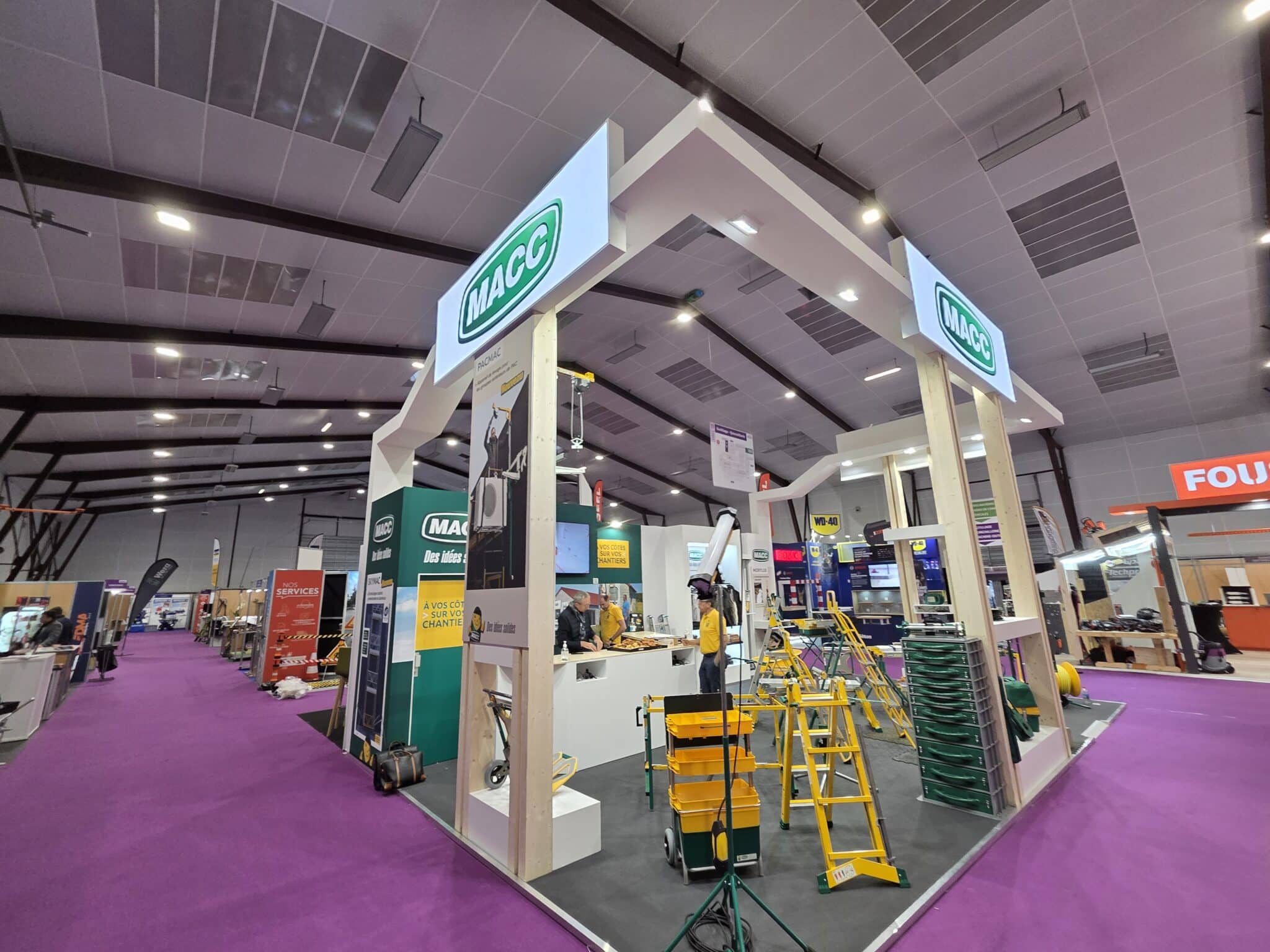 Stand de la MACC au salon Artibat 2025 à Rennes, avec échelles, rangements et outillage de chantier