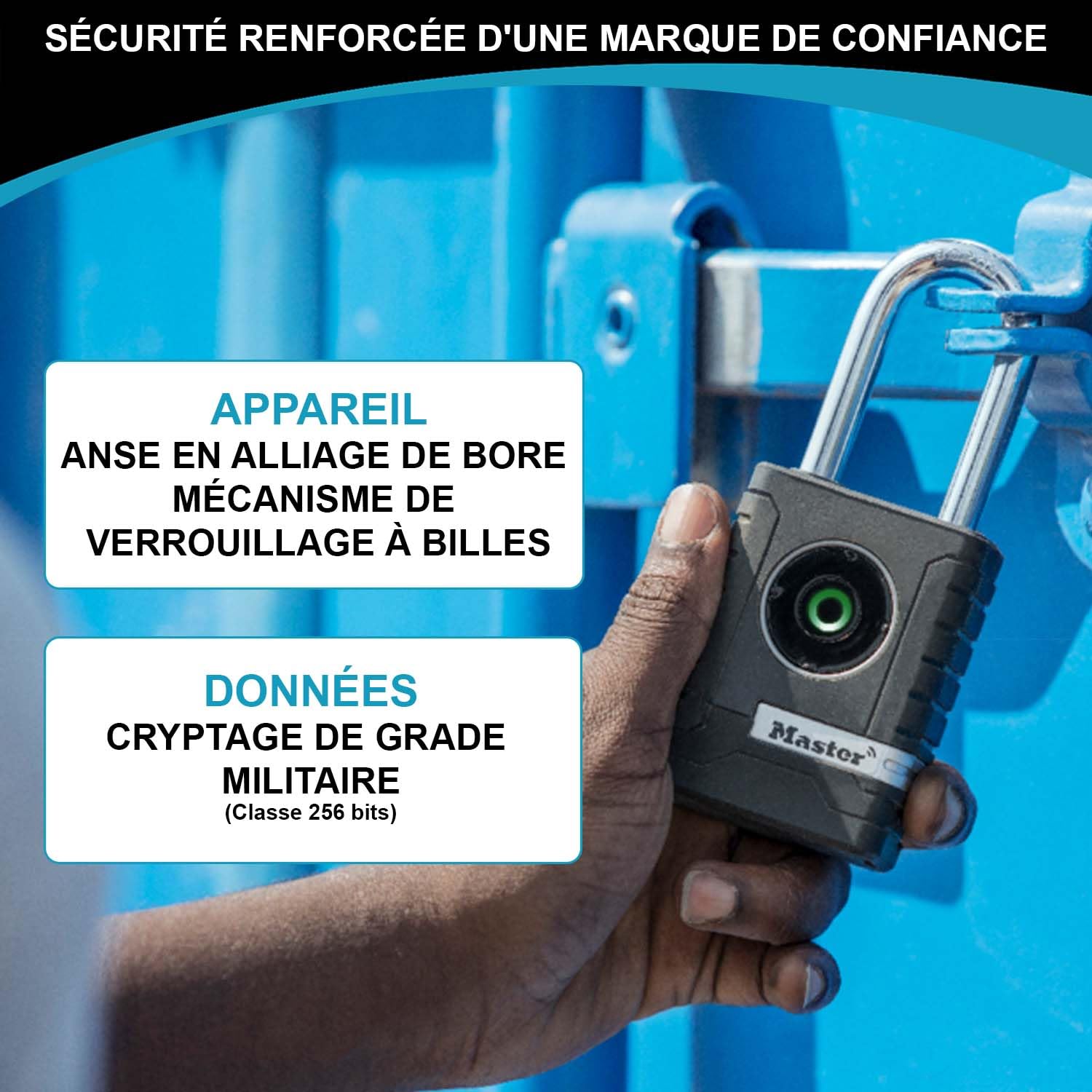 Main tenant un cadenas Master Lock connecté devant une structure bleue, avec du texte détaillant ses caractéristiques de sécurité.