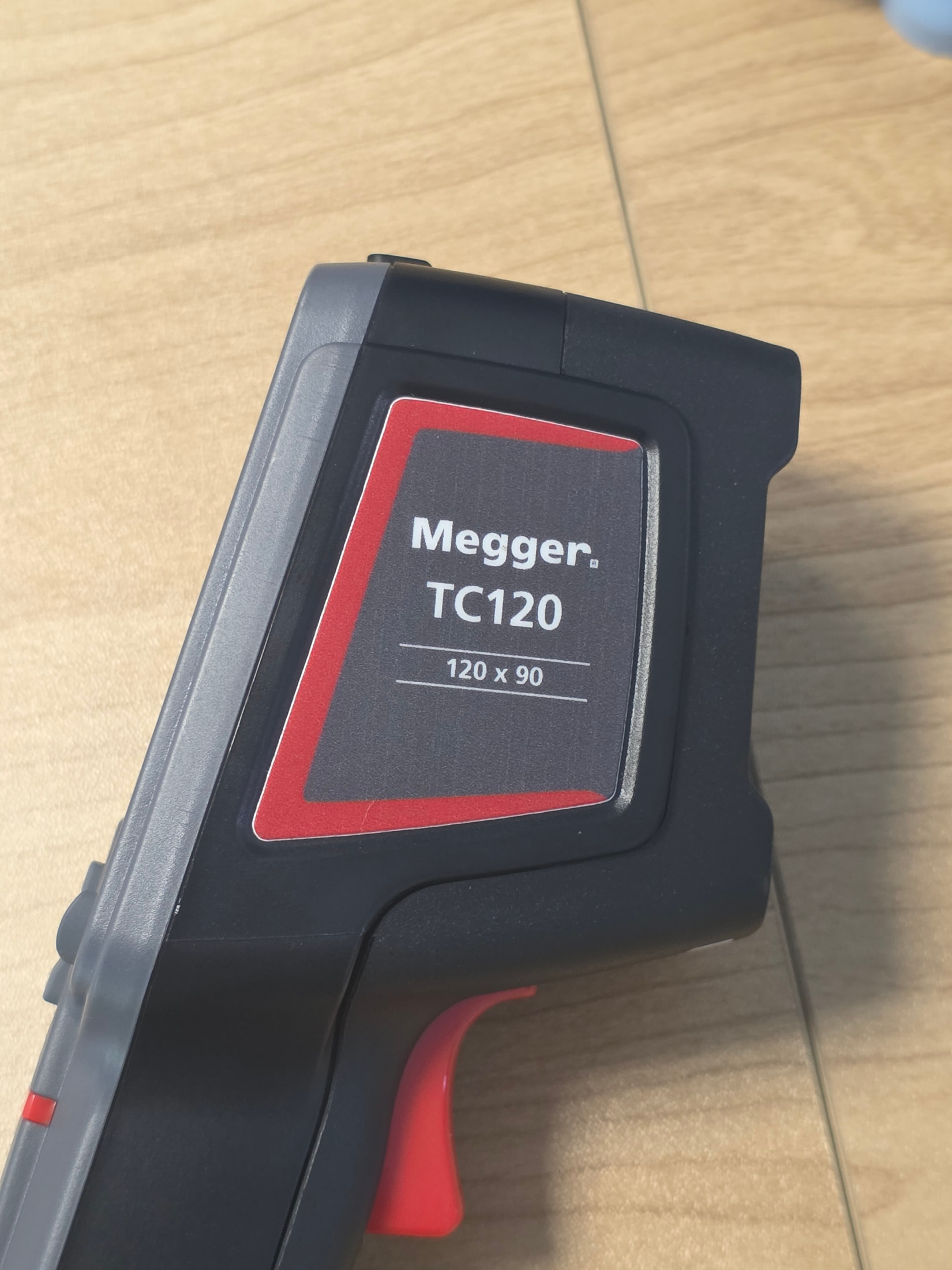Appareil de test en boîtier noir photographié dans le showroom Megger