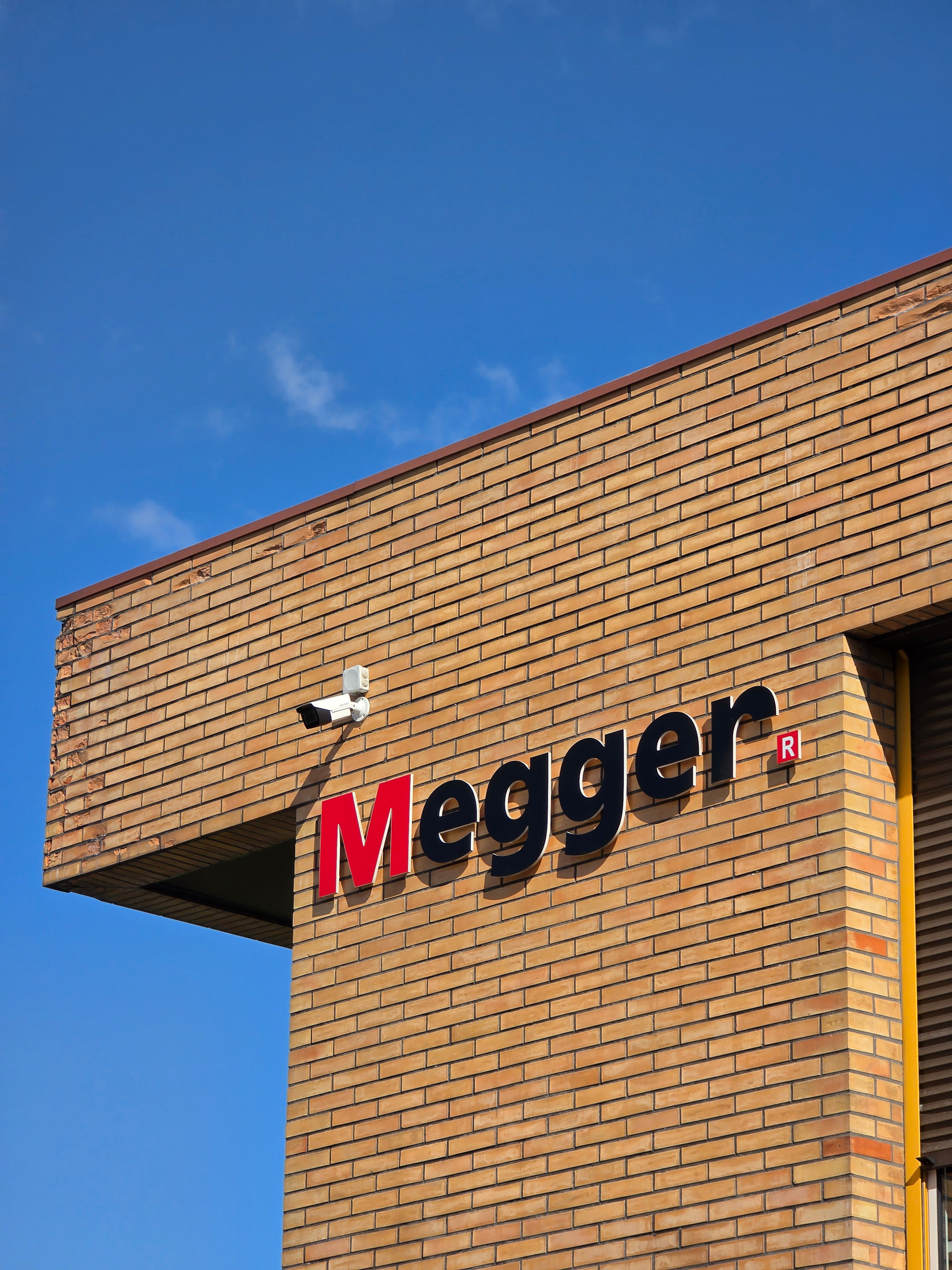 Enseigne Megger sur la façade du bâtiment visité à Montigny-le-Bretonneux