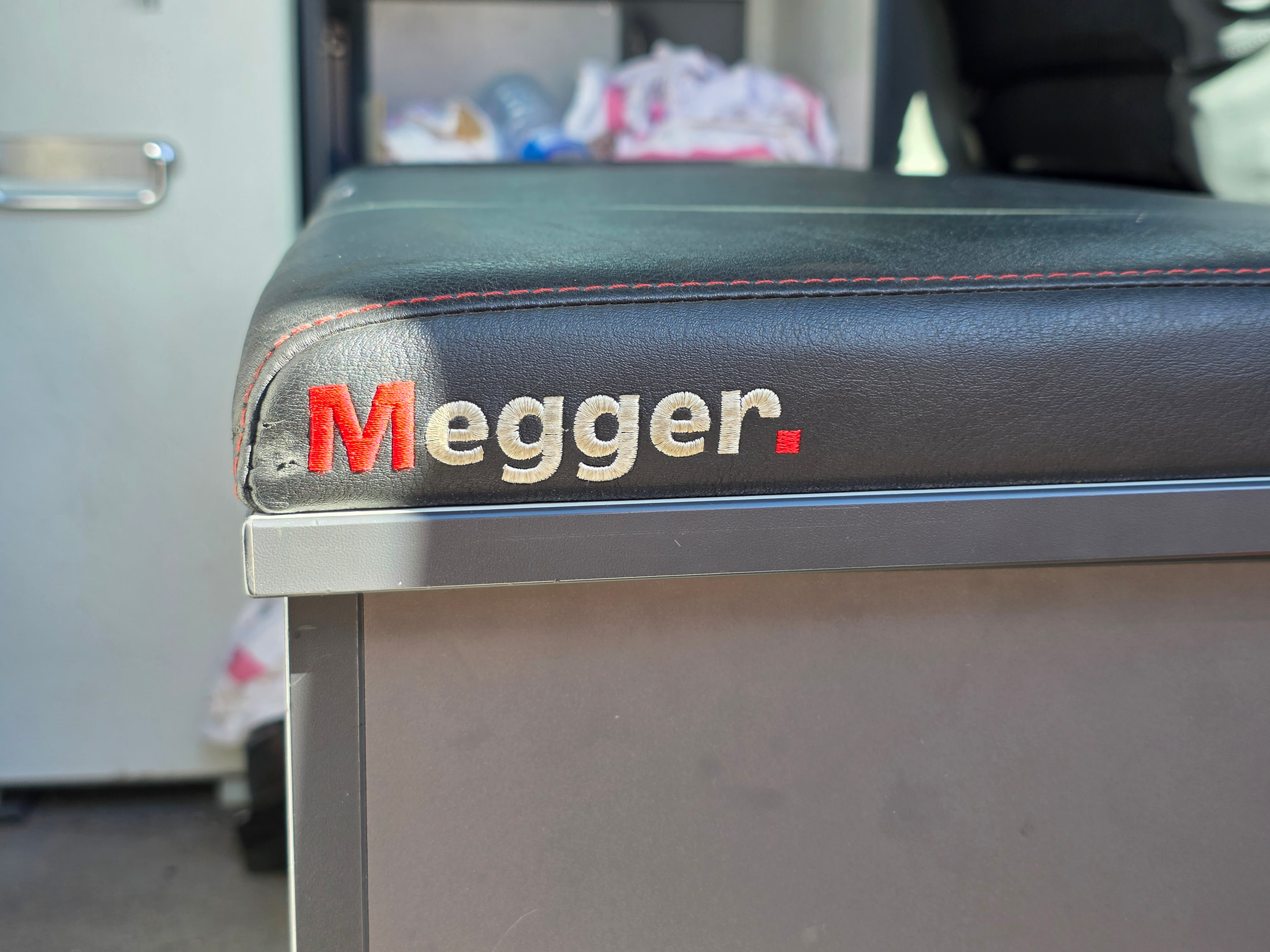 Logo Megger apposé sur un équipement industriel exposé durant la visite