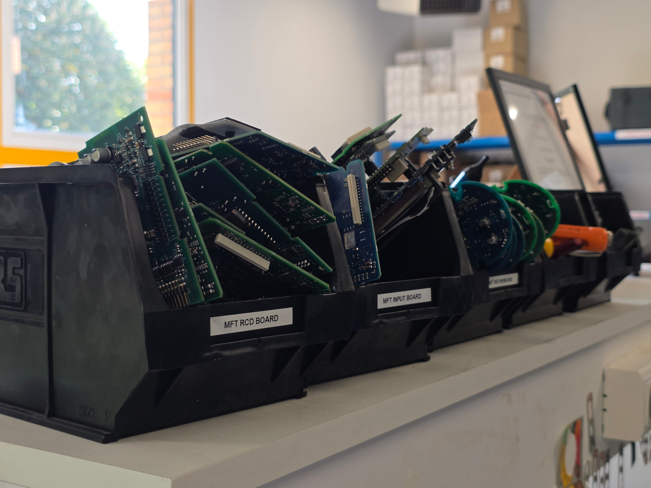 Modules et ensembles électroniques disposés dans l’atelier Megger