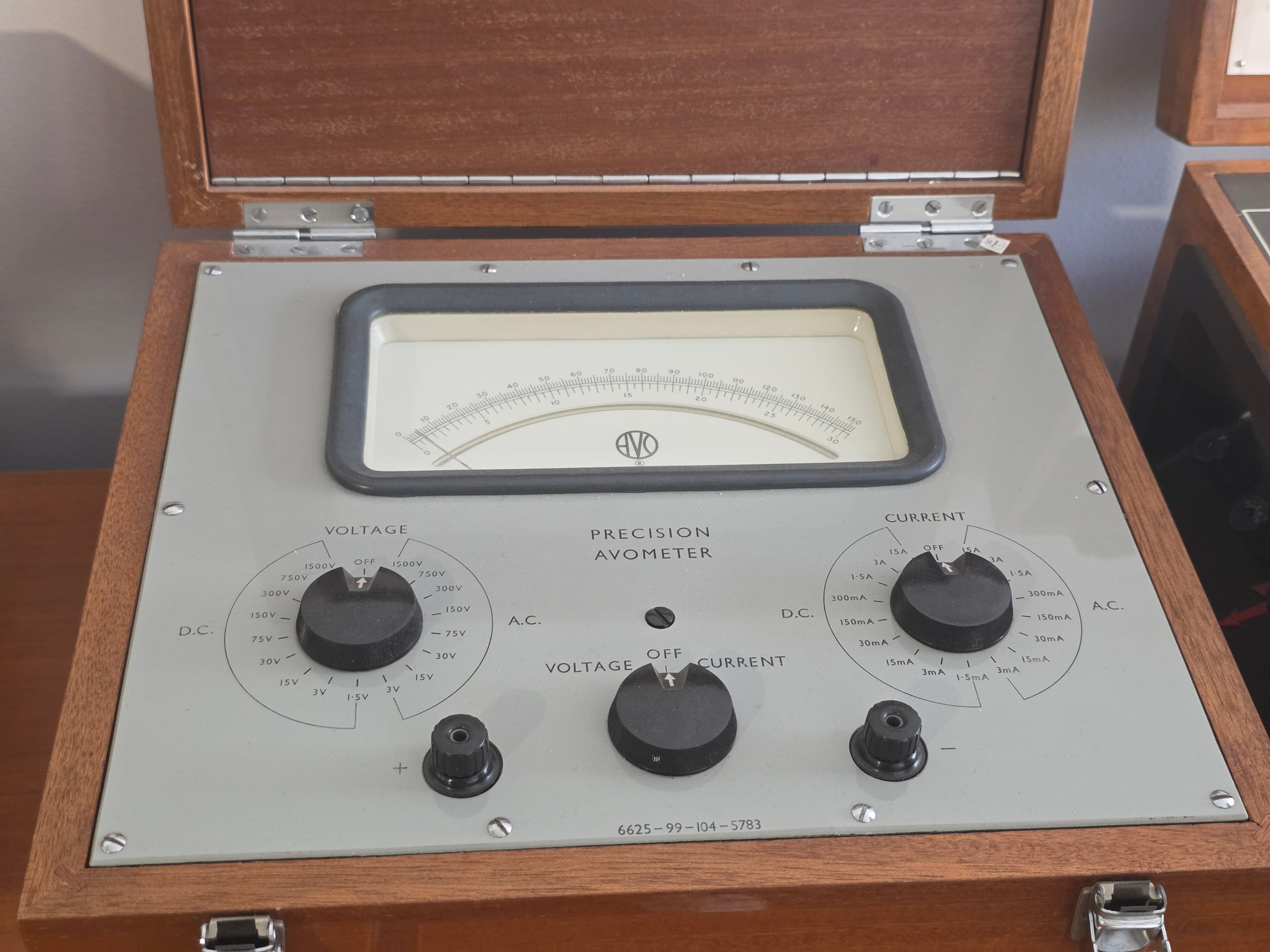 Ancien appareil de mesure analogique avec cadran et commandes dans un coffret de bois