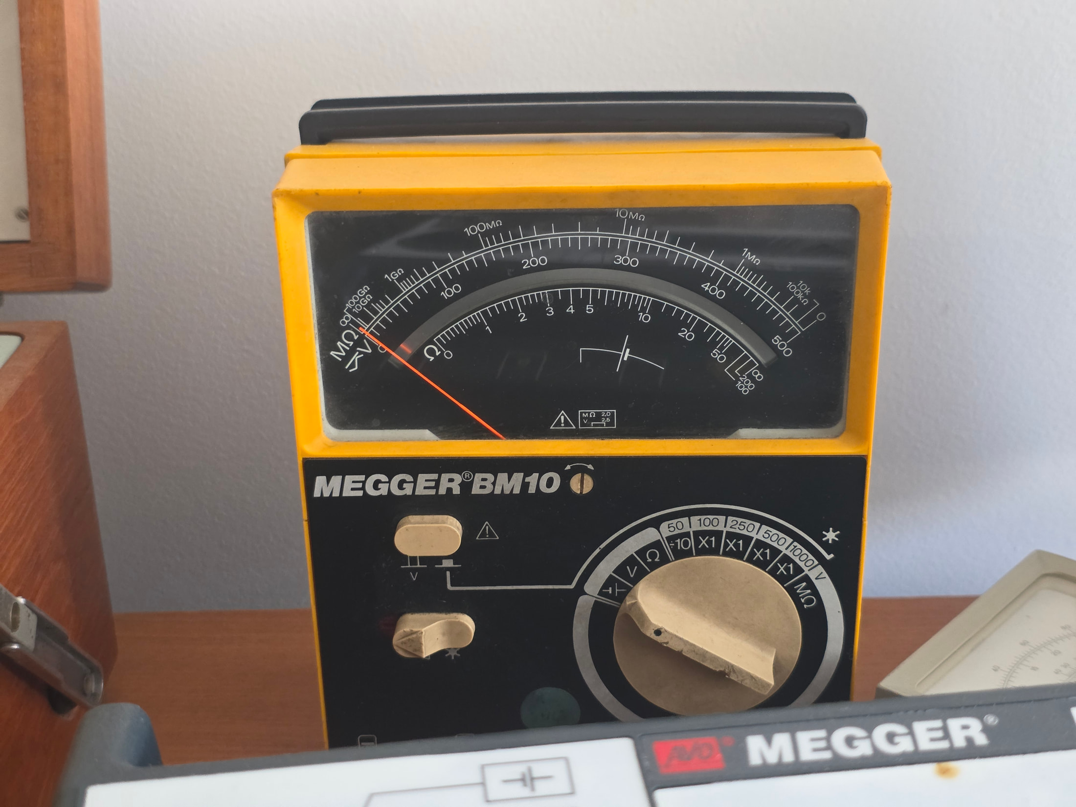 Testeur analogique noir et jaune avec inscription Megger sur la face avant