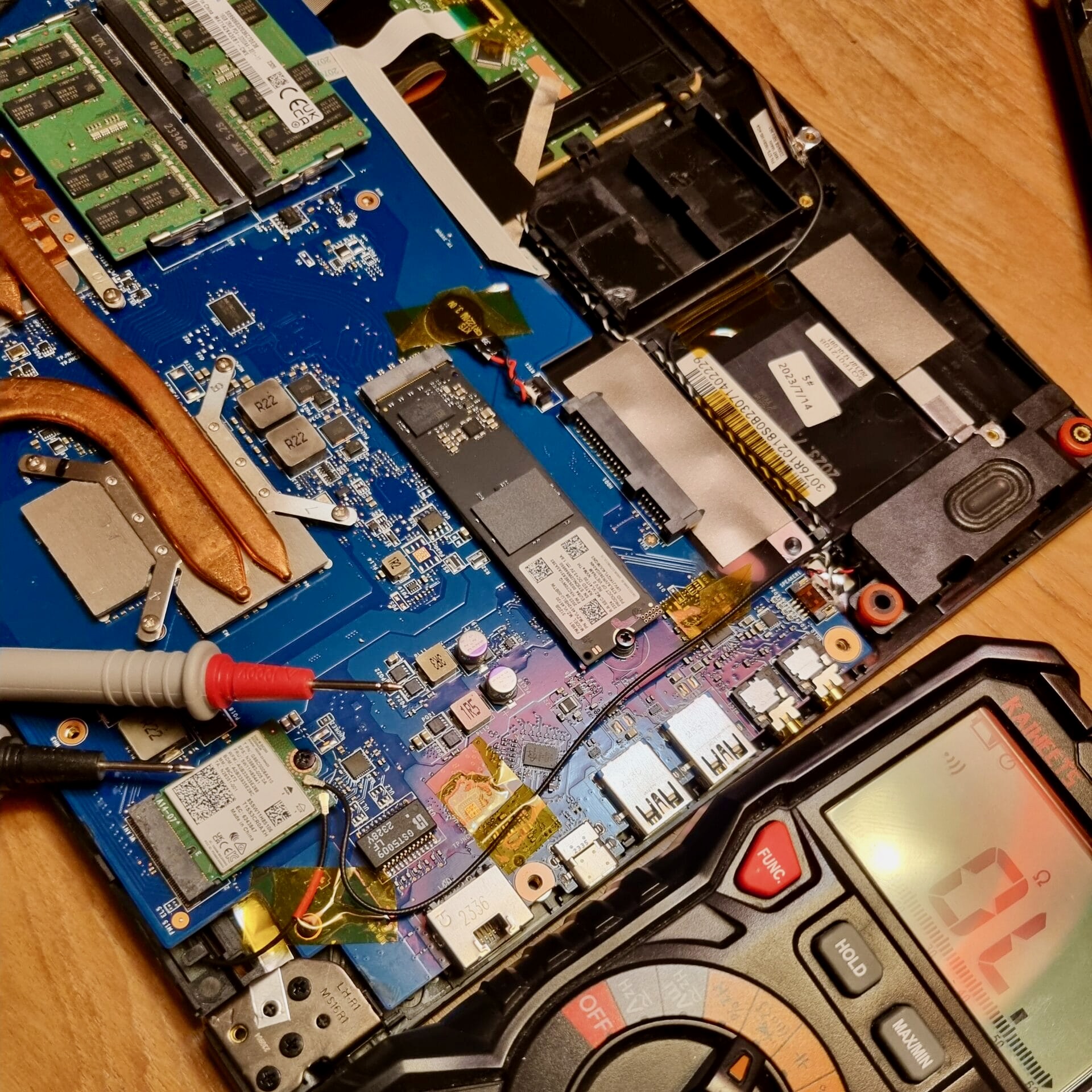 Carte contrôleur et multimètre sur établi