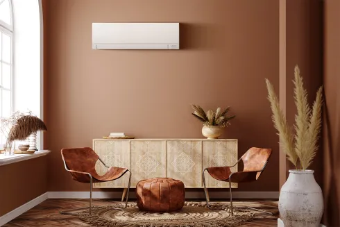Unité intérieure murale Mitsubishi Electric MSZ-AY dans un salon aux murs brun clair