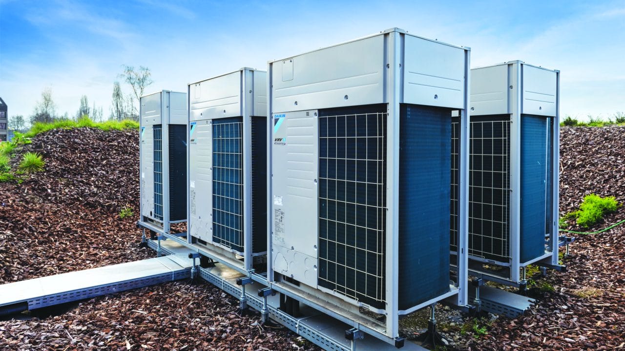 Plusieurs unités extérieures de climatisation industrielle Daikin installées sur des supports métalliques