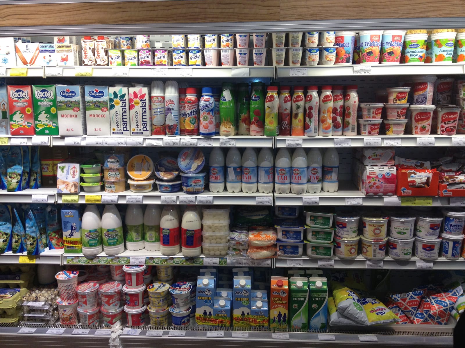 Rayon frais d’un supermarché avec des produits laitiers sur étagères réfrigérées