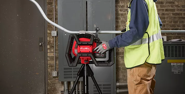 Outils sans fil Milwaukee présentés pour le métier d'électricien