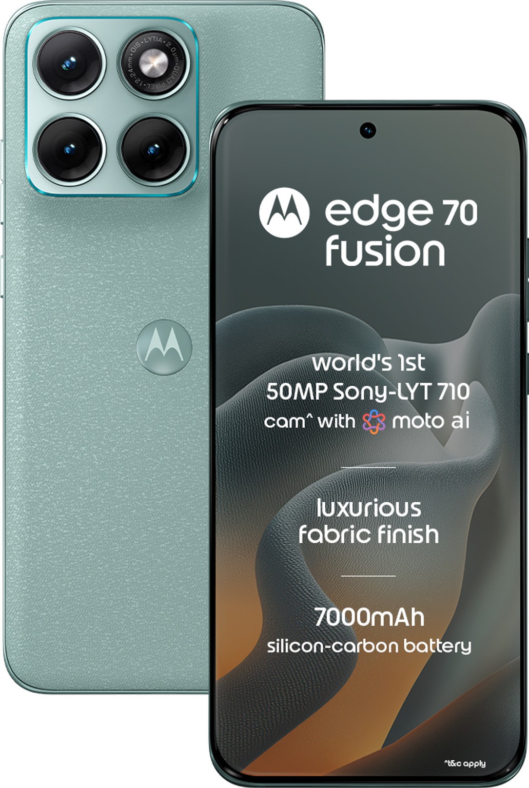 Smartphone Motorola Edge 70 Fusion montrant son dos texturé bleu clair avec un module à quatre caméras et son écran listant les caractéristiques techniques.