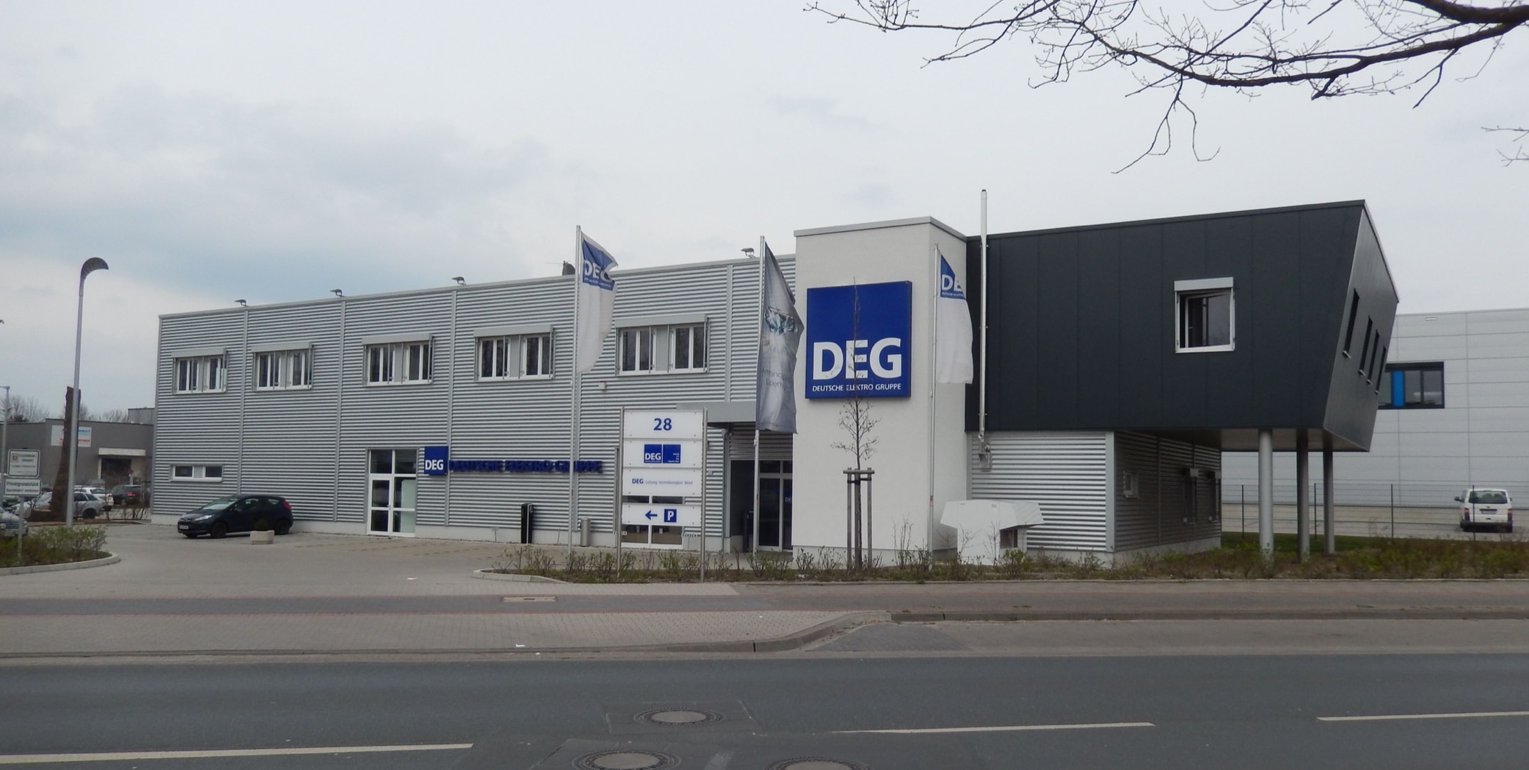 Façade d’une agence de négoce en matériel électrique DEG, du groupe Sonepar