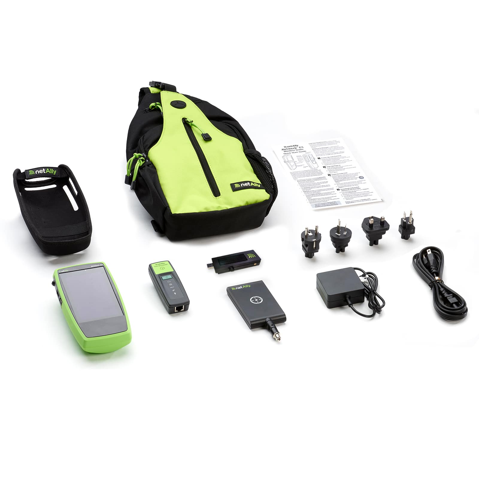 Contenu du kit netAlly AirCheck G3 disposé sur fond blanc, incluant le testeur, un sac à dos, une housse, des chargeurs et adaptateurs.