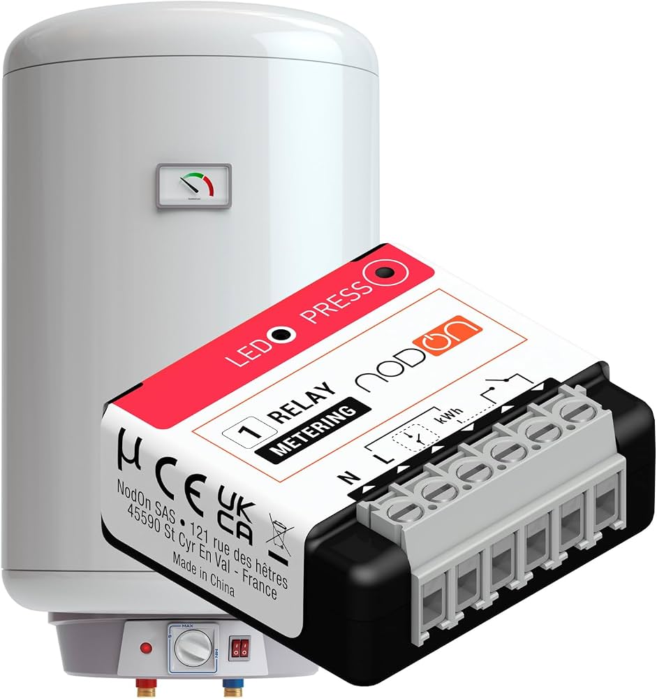 Un module relais NodOn est illustré devant un chauffe-eau électrique blanc.