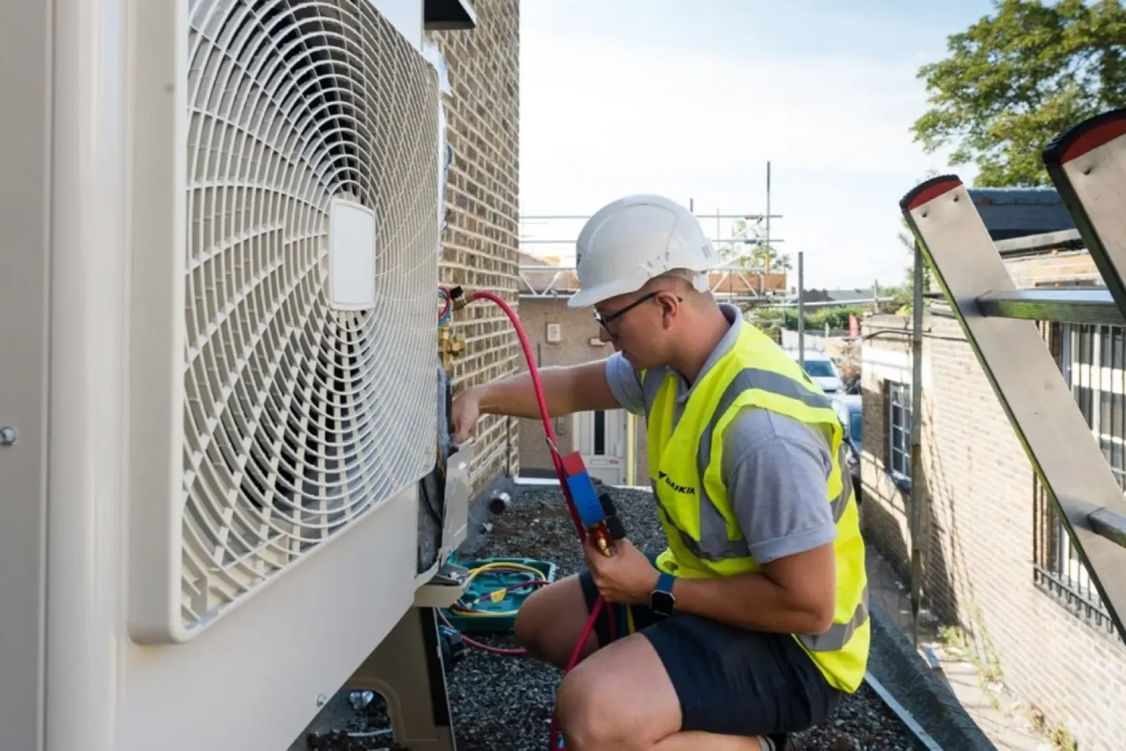 Technicien Daikin utilisant un appareil de contrôle sur une unité extérieure de climatisation