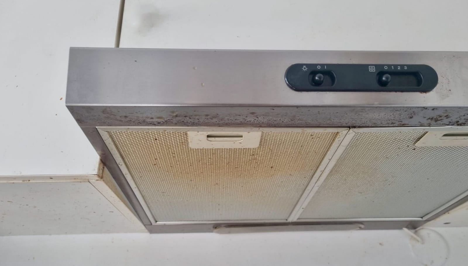 Hotte de cuisine avec câblage apparent à vérifier