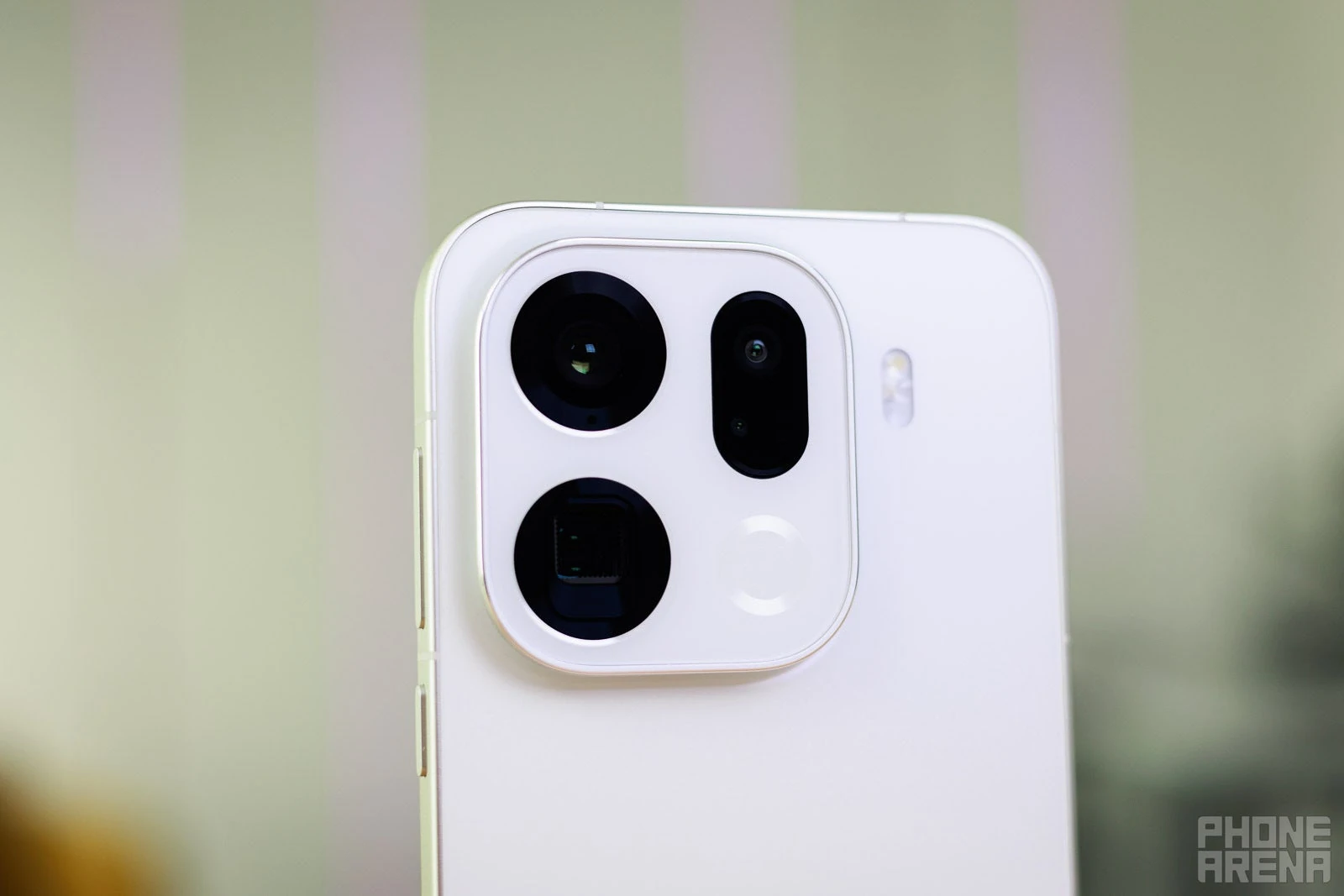 Gros plan sur le module photo rectangulaire d’un smartphone blanc avec un logo Phone Arena en bas à droite.