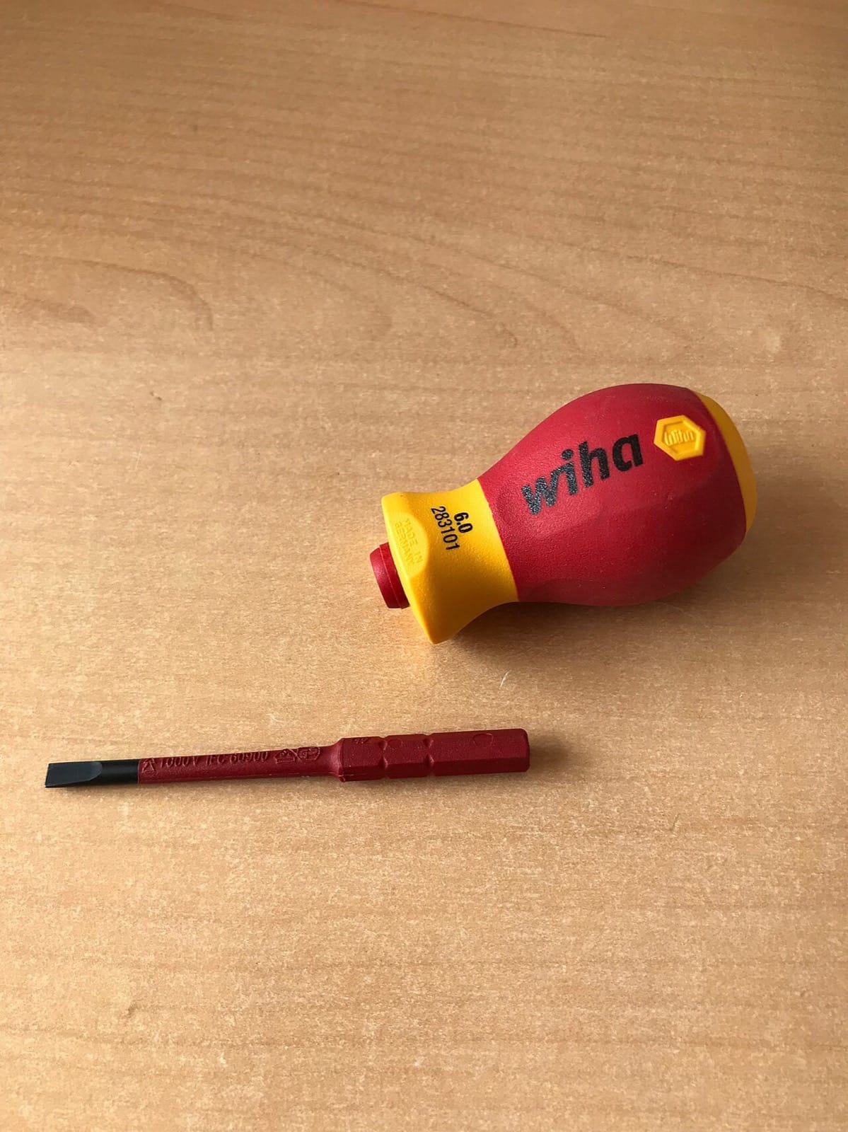 Manche court Wiha Stubby electric et lame slimBit isolée démontée sur une table en bois