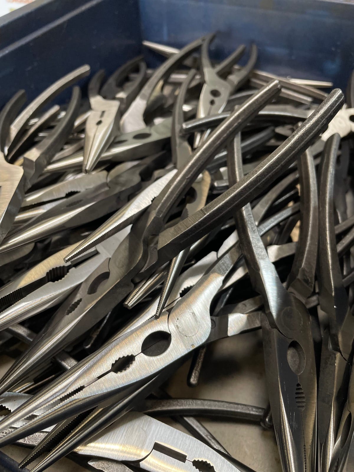 Atelier de production Facom à Besançon avec des pinces en cours de fabrication