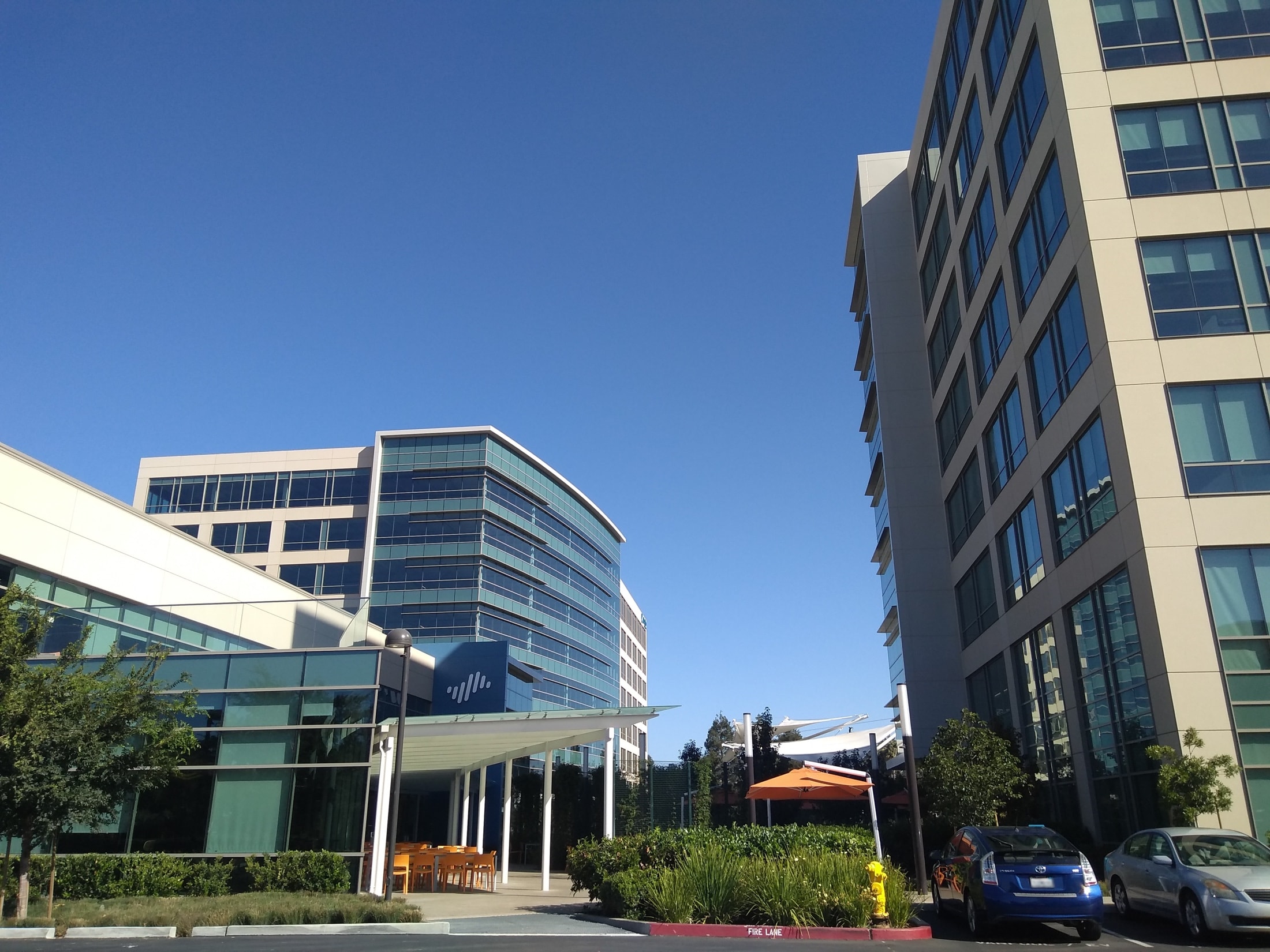 Bâtiments vitrés du siège de Palo Alto Networks à Santa Clara avec le logo de l’entreprise