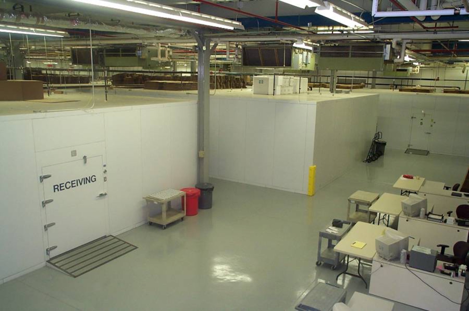 Zone de stockage froid avec portes fermées et passage central libre