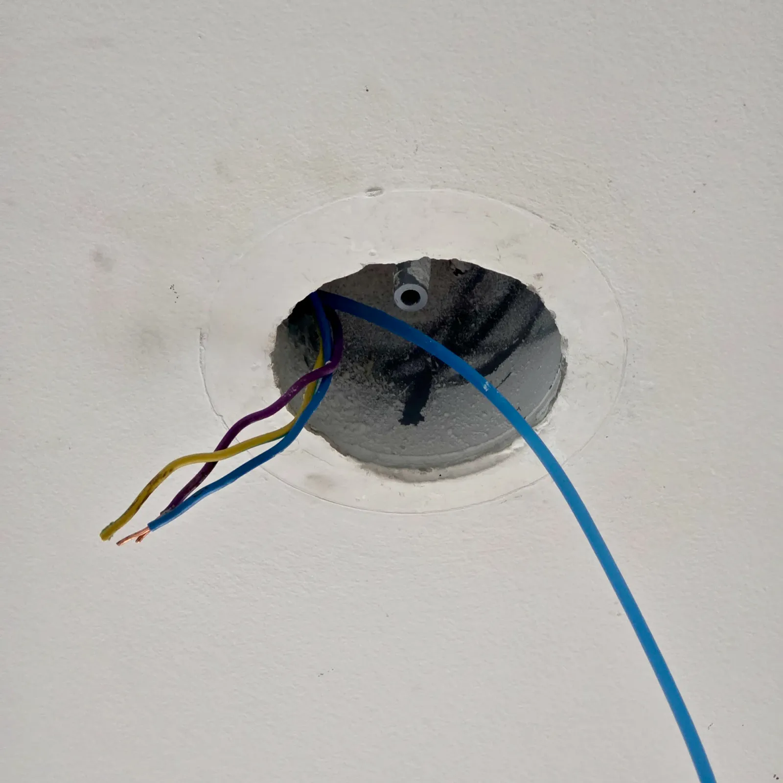 Tire-fil nylon passé dans une gaine de plafond béton