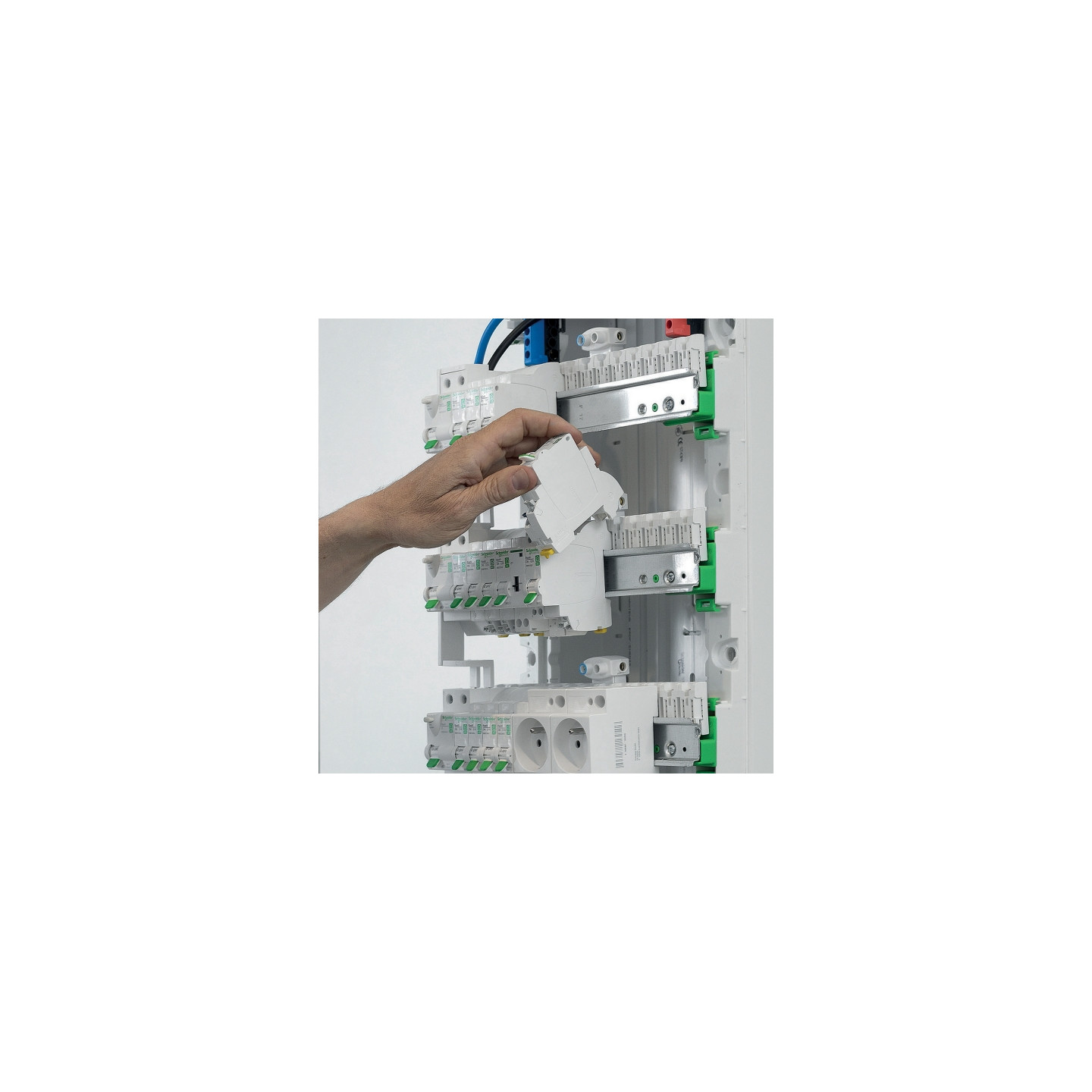 Peignes verticaux Resi9 XE embrochables posés sur les interrupteurs différentiels dans un tableau Schneider