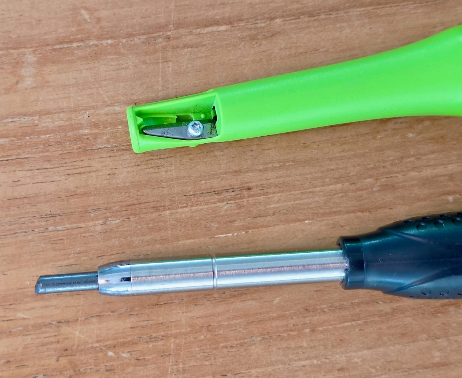 Embout et étui du Pica Dry en gros plan : capuchon, taille-crayon et mine de 2,8 mm