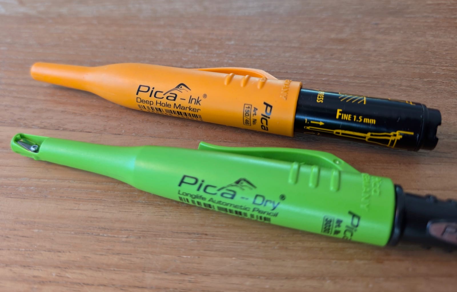 Pica Ink 15046 et Pica Dry posés côte à côte, vue rapprochée