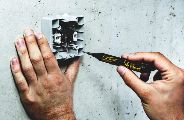 Pica Ink en train de repérer sur une prise électrique, visuel officiel