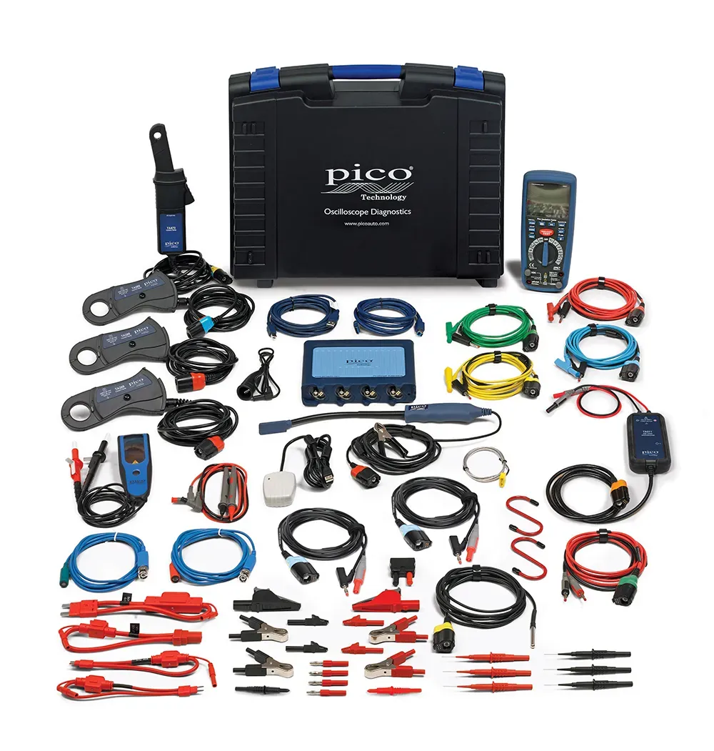 Une mallette de diagnostic Pico Technology Oscilloscope Diagnostics ouverte avec son contenu complet : un oscilloscope, un multimètre, des pinces ampèremétriques et de nombreux câbles et sondes de couleurs variées.
