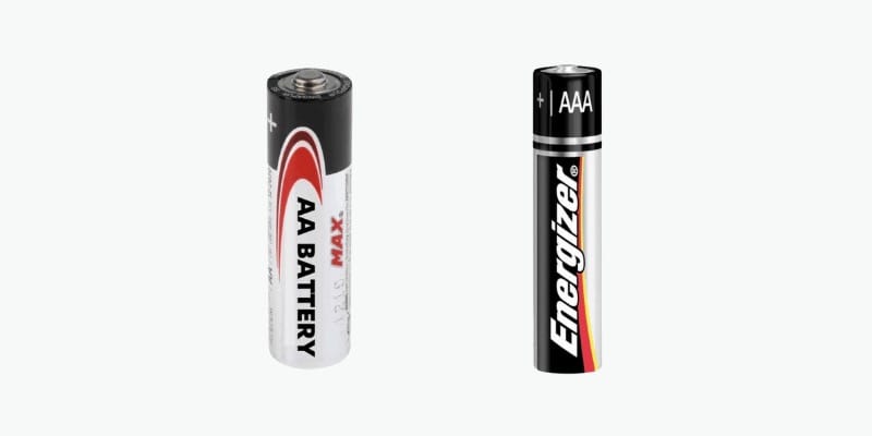 Deux piles posées sur fond blanc, une AA et une AAA, avec leur marquage de format imprimé sur le corps