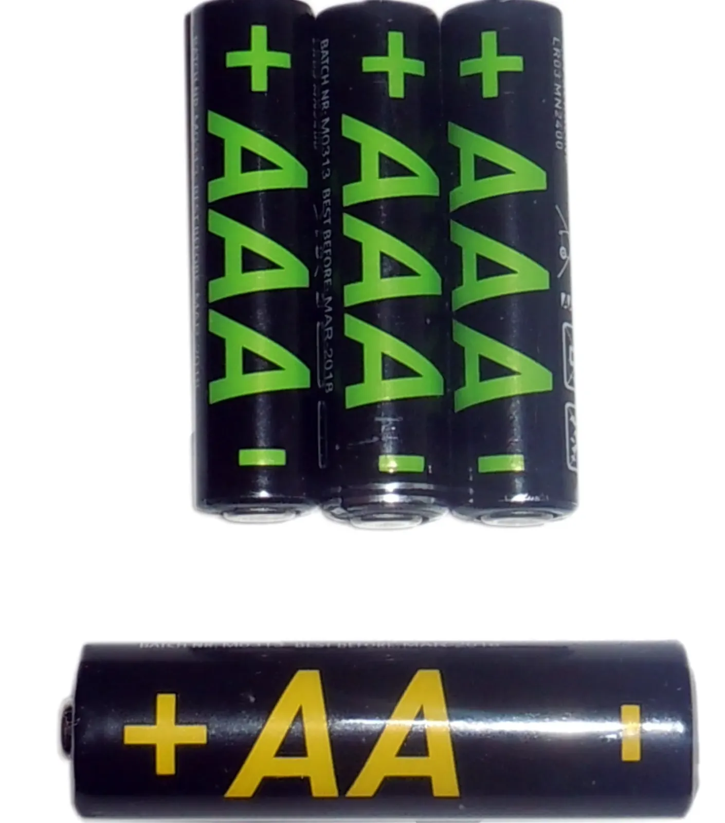 Trois piles AAA et une pile AA posées sur fond blanc