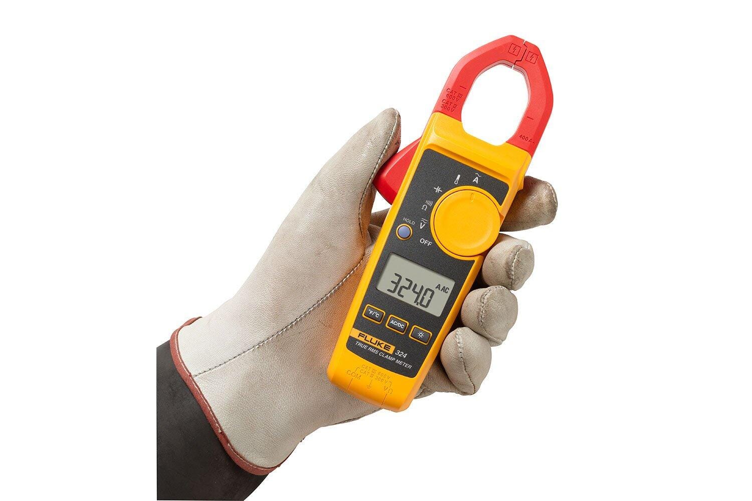 Pince Fluke 324 tenue à la main avec mâchoire ouverte