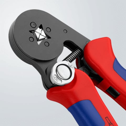 Vue rapprochée de la mâchoire à quatre pans de la pince Knipex 97 53 04