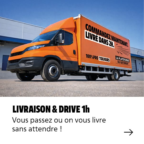 Camion de livraison La Plateforme du Bâtiment devant un dépôt
