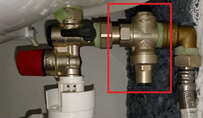 Groupe de sécurité de chauffe-eau raccordé à une arrivée d’eau froide, avec un élément de réduction de pression encadré