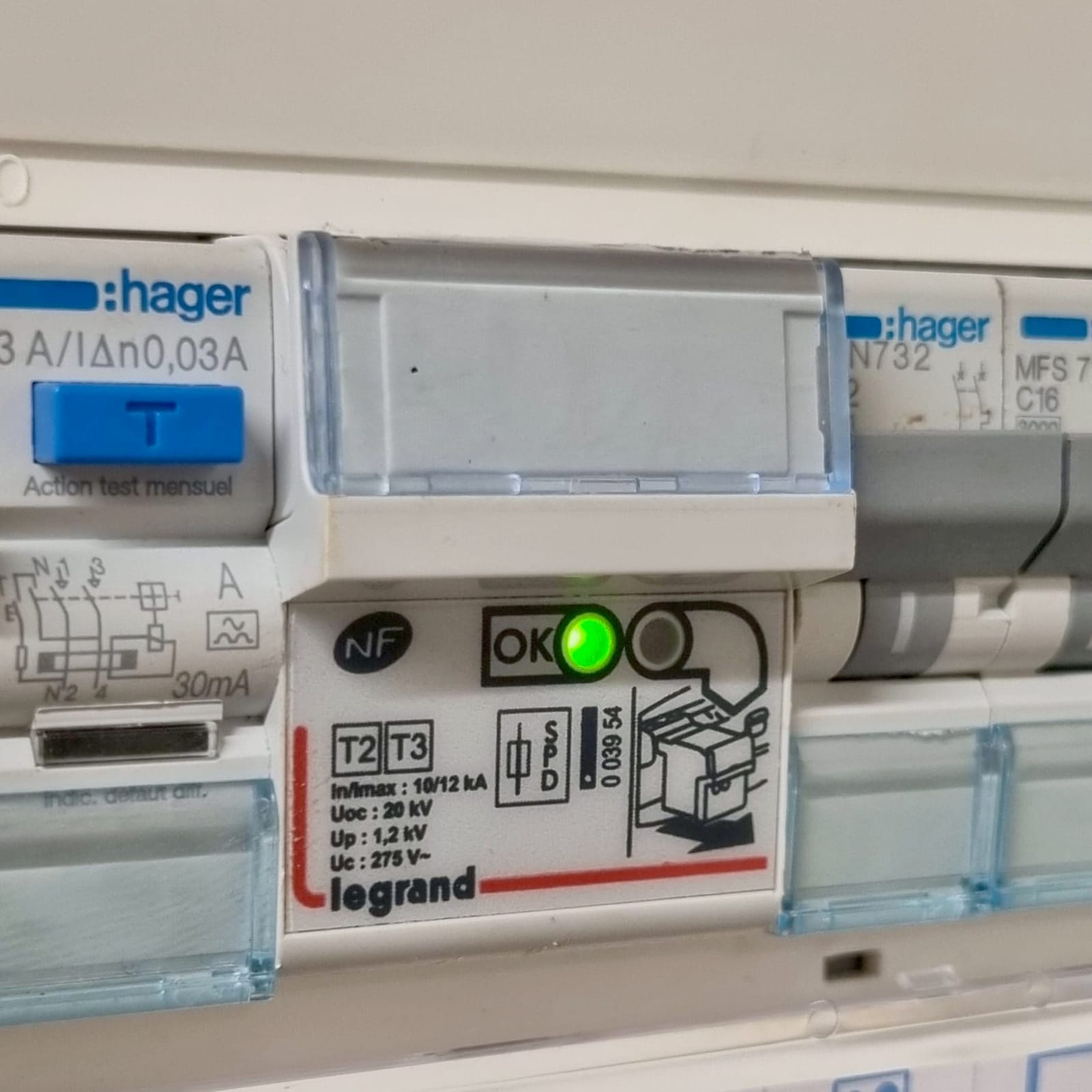 Parafoudre type 2 Legrand installé dans un tableau électrique
