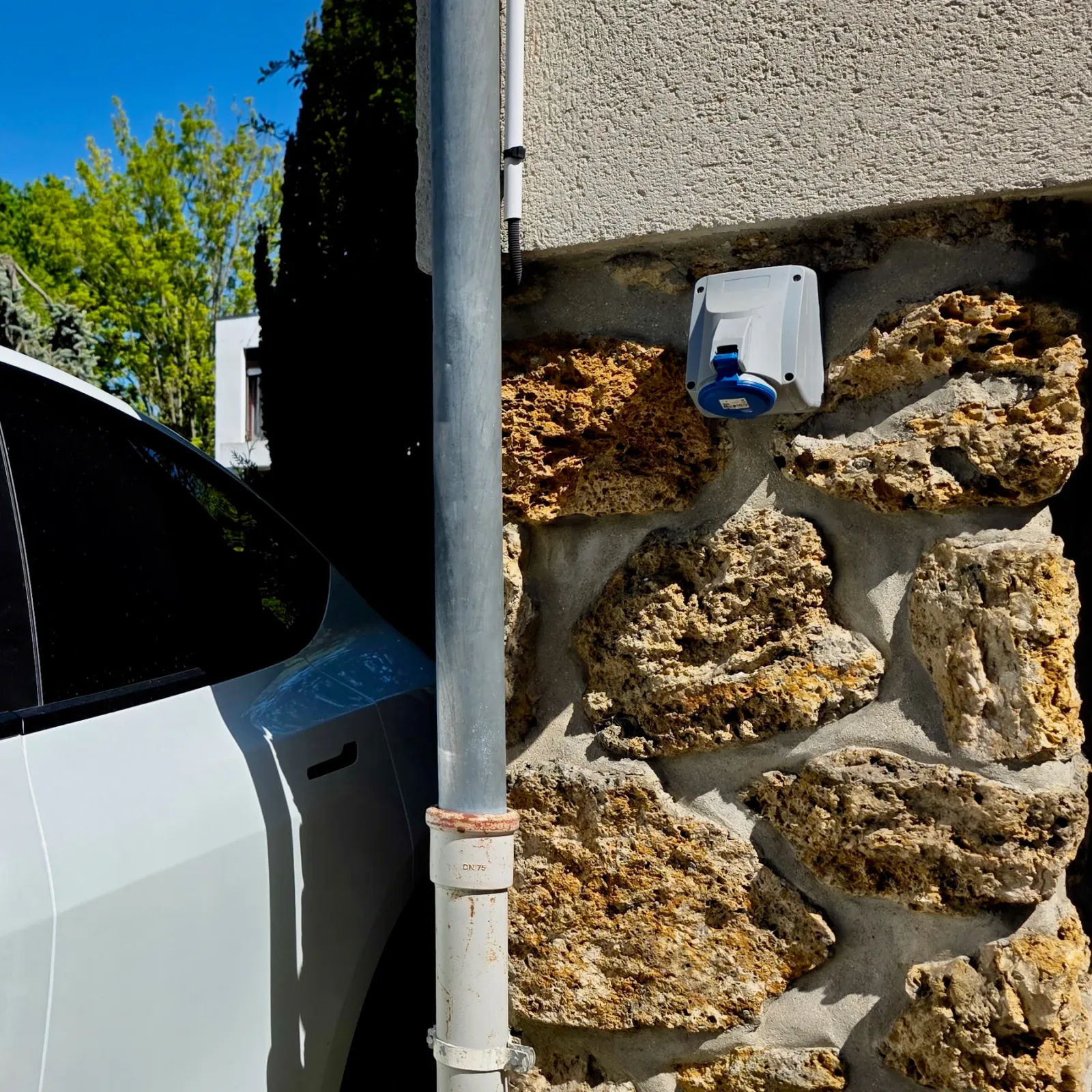 Prise renforcée P17 avec câble de charge branché sur un véhicule électrique