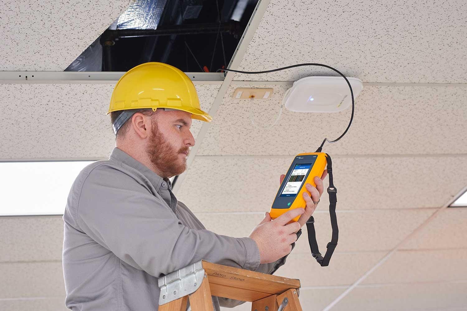 Technicien utilisant un testeur Fluke LinkIQ sur une liaison réseau