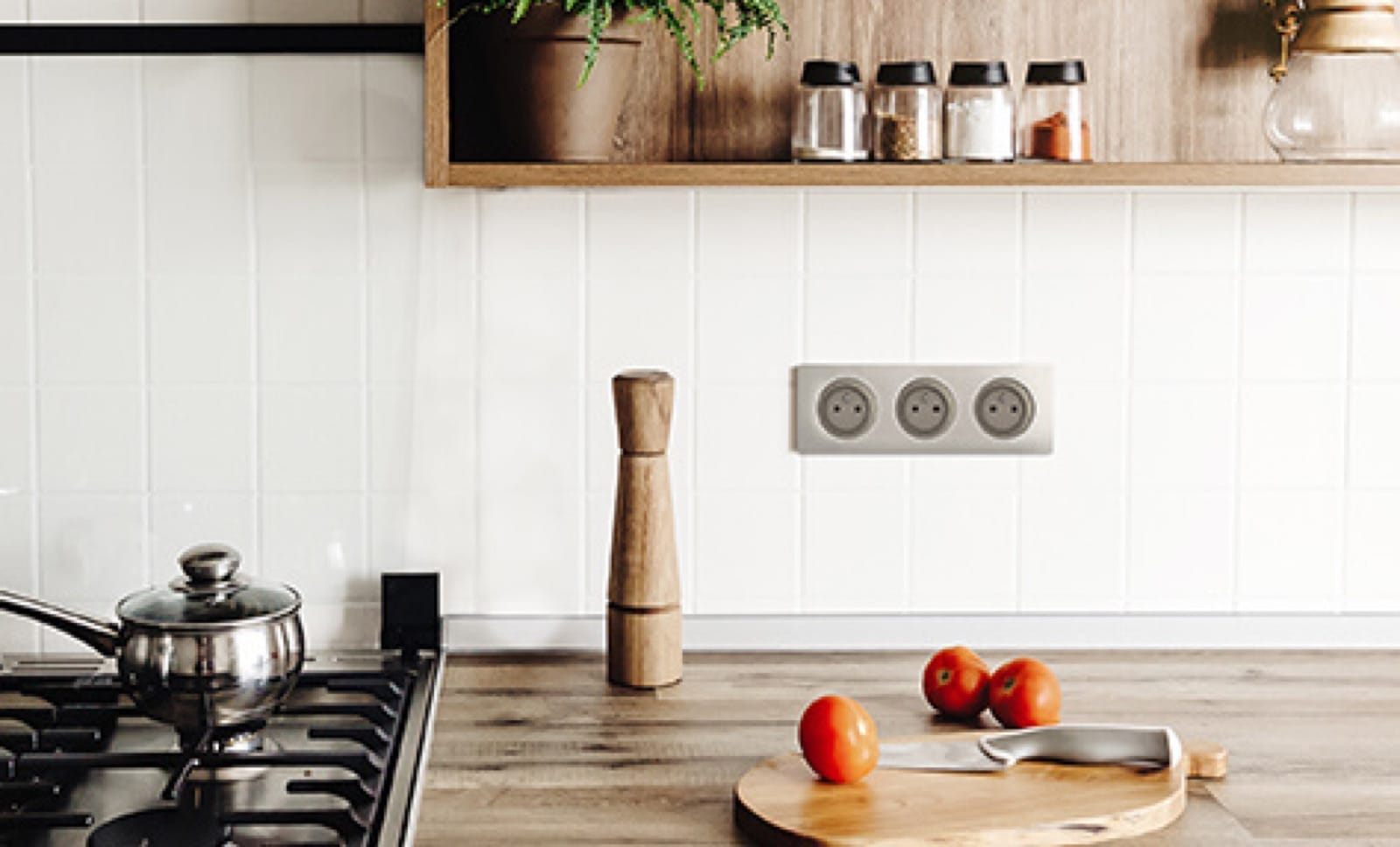 Prises électriques installées au-dessus d’un plan de travail de cuisine